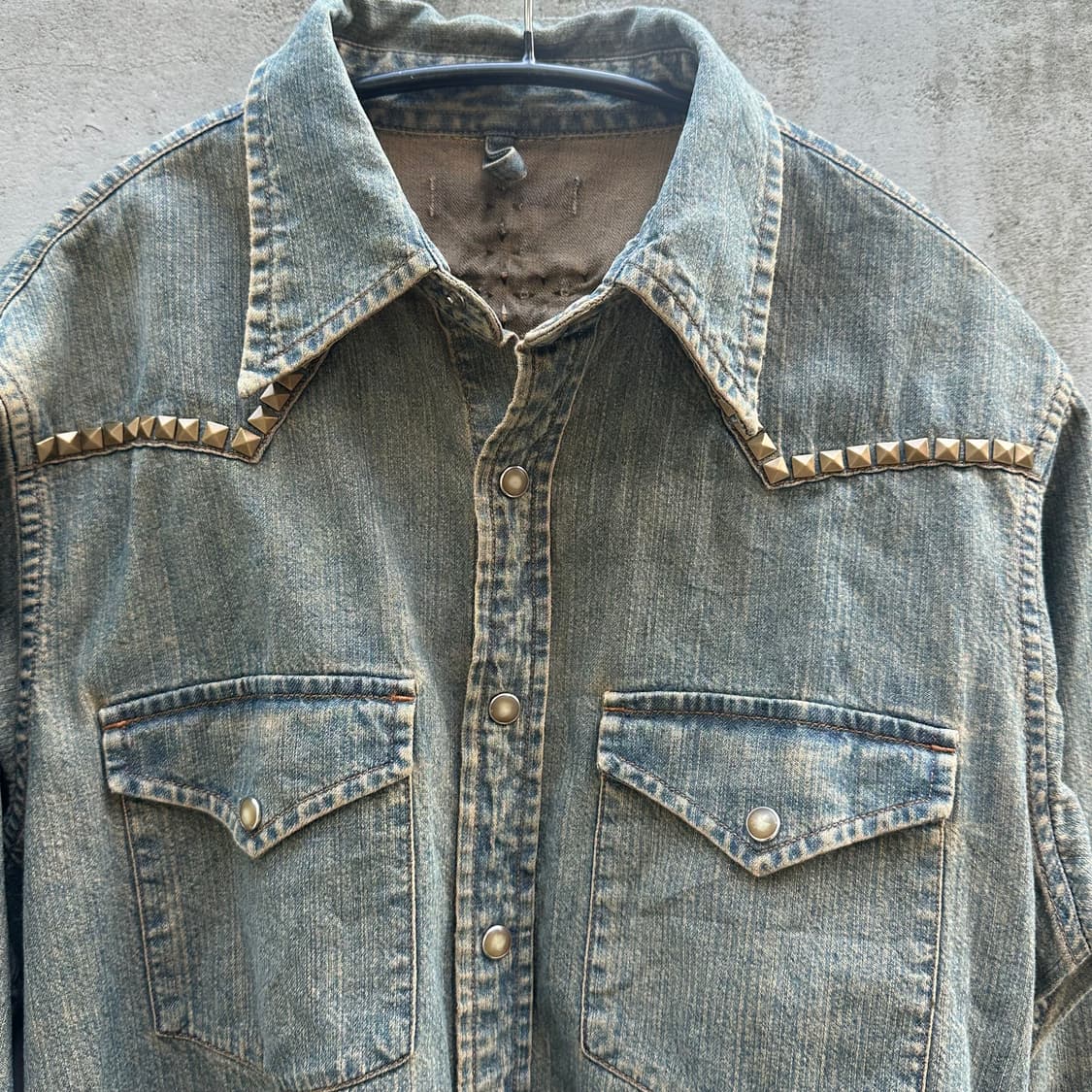 grunge mood studded denim shirt 상품이미지2