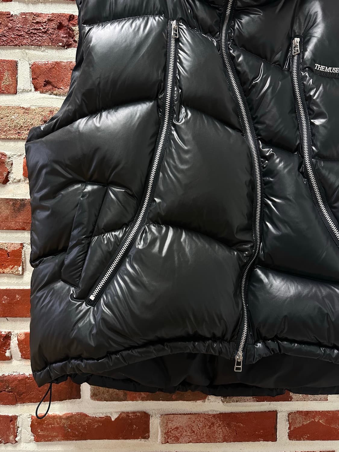 (L) 더뮤지엄비지터 커브트 지퍼 글로시 다운 베스트 상품이미지5