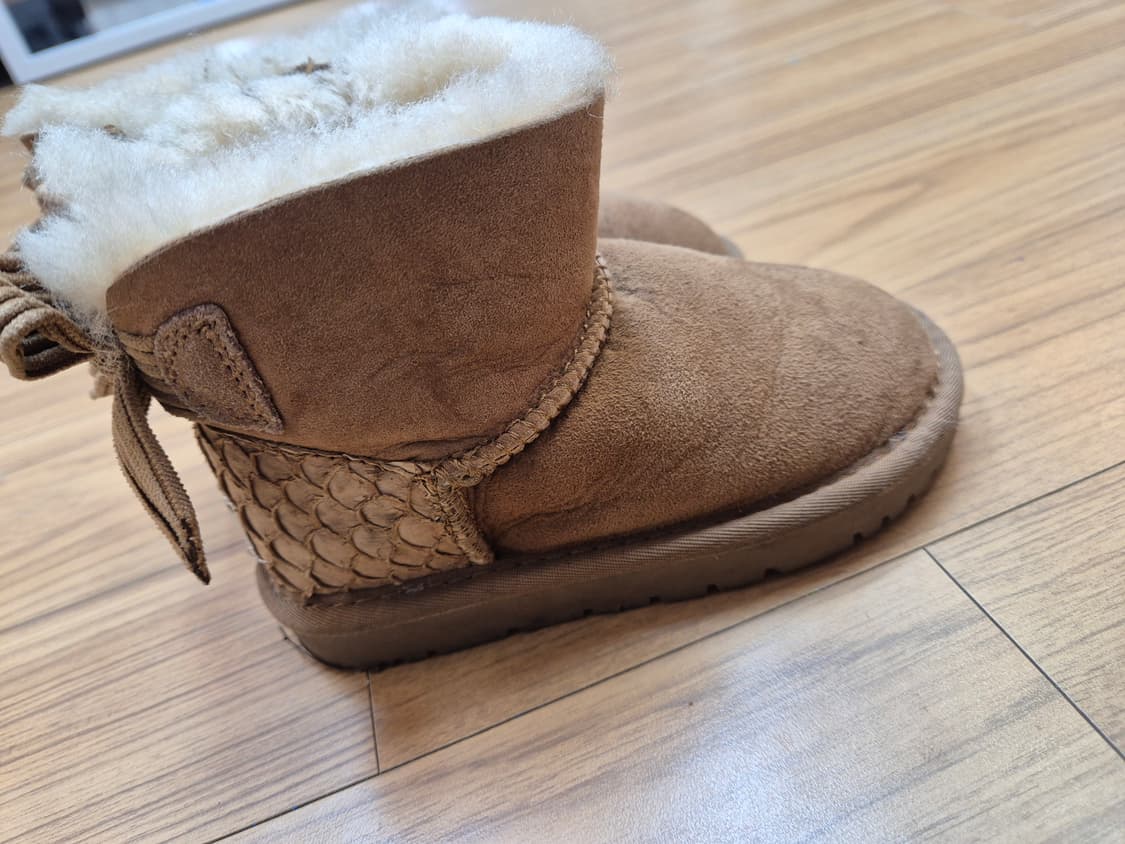 UGG 키즈 어그 부츠 판매합니다. 
브라운 색상에 털 안감으로 되어있어 상품이미지2