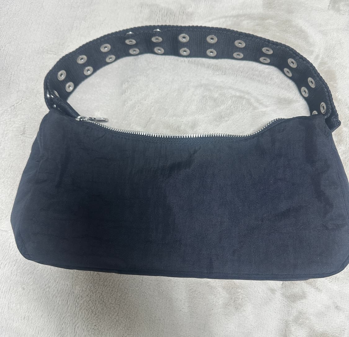 바쿠 X 몰리고다드 카고숄더백 Baggu 팝퍼 스트랩 블랙 상품이미지5