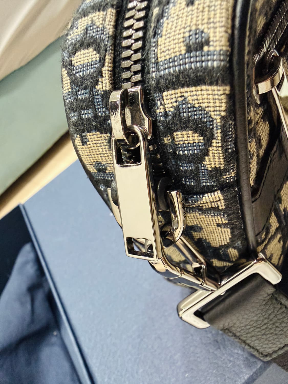 디올 사파리 미니백 팝니다 상품이미지5