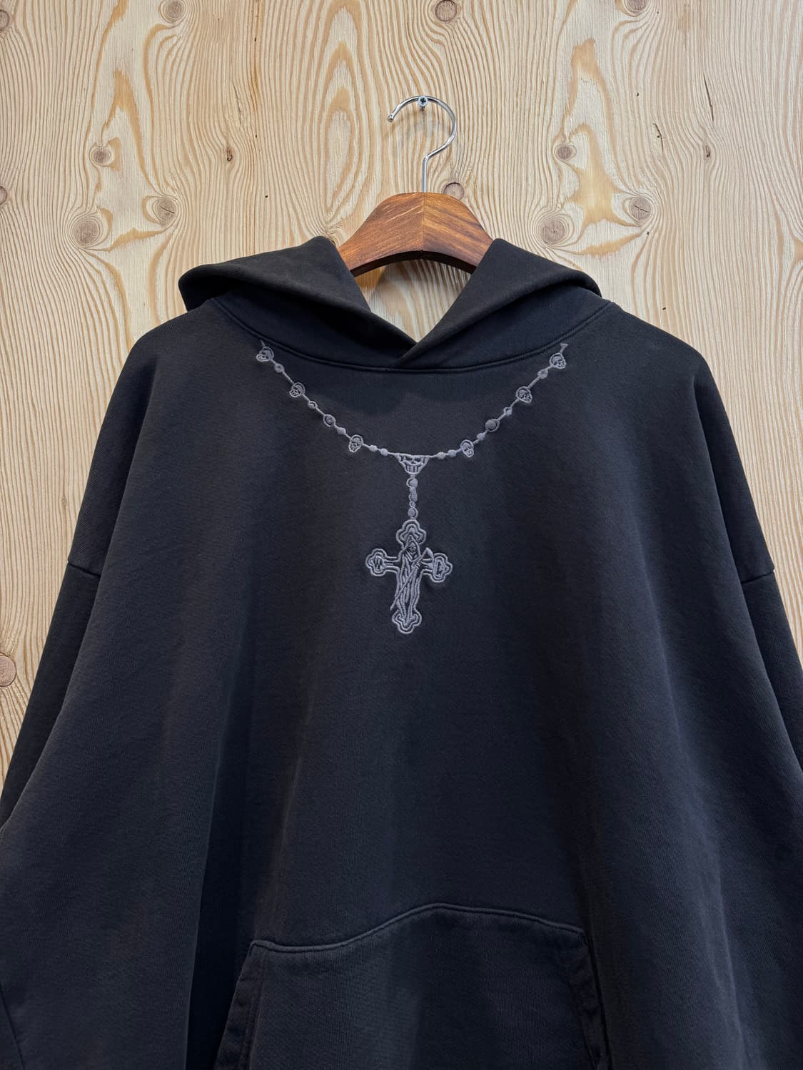 워렌로타스 십자가 자수 후드티 상품이미지3
