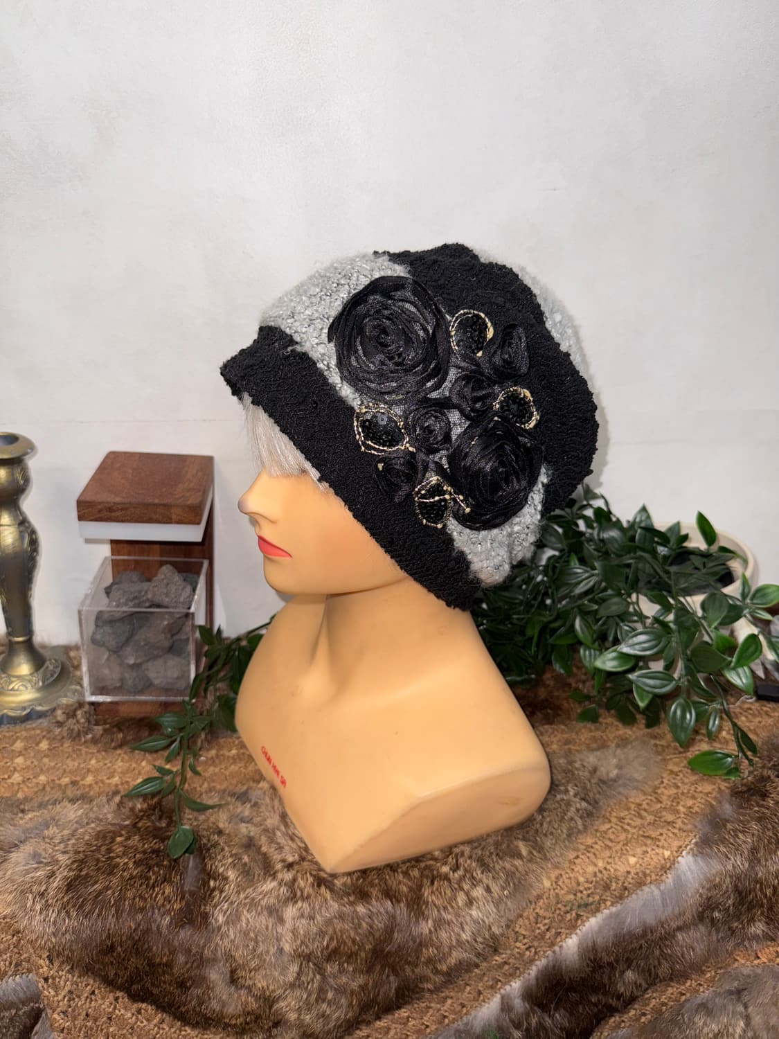 Black & gray flower corsage knit beanie  상품이미지1