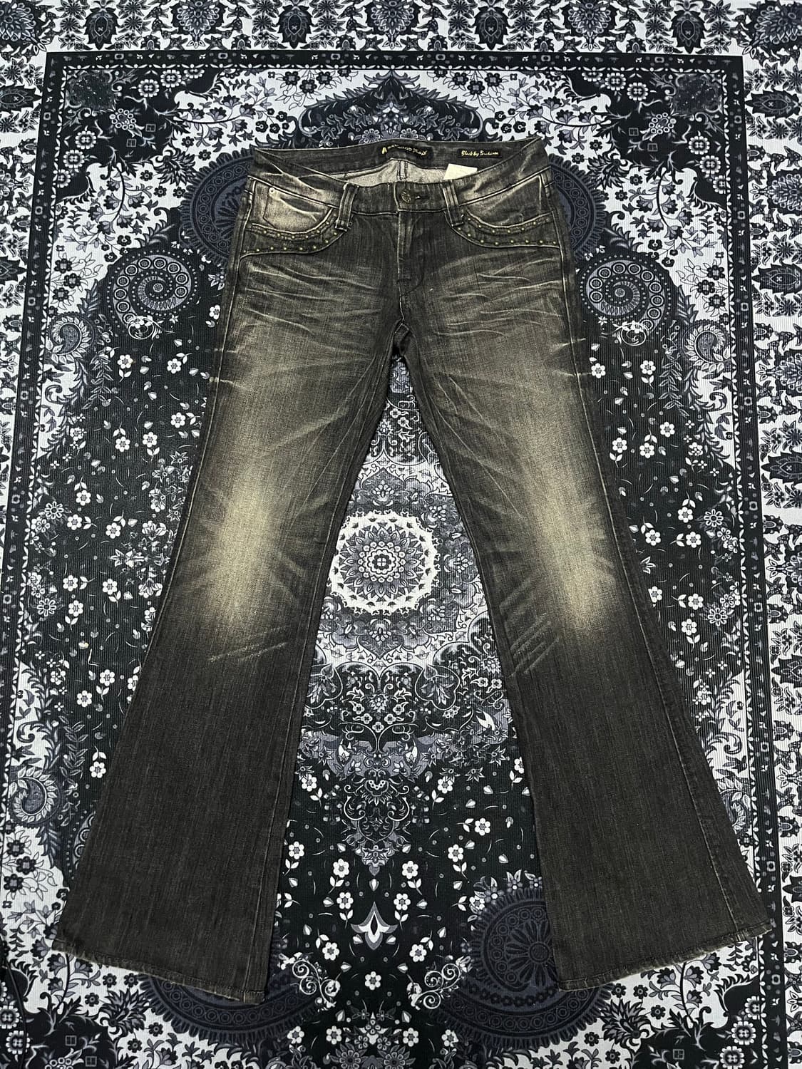 버커루 스터드 디테일 부츠컷 흑청 워싱 데님팬츠 상품이미지1