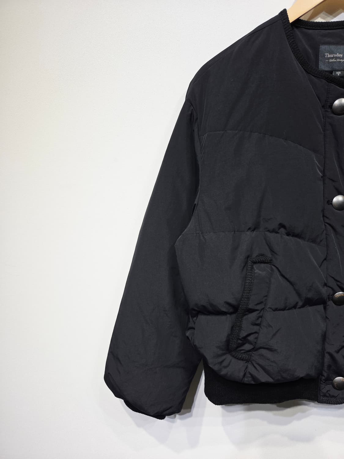 써스데이아일랜드 노카라 덕다운 숏패딩 블랙 상품이미지3