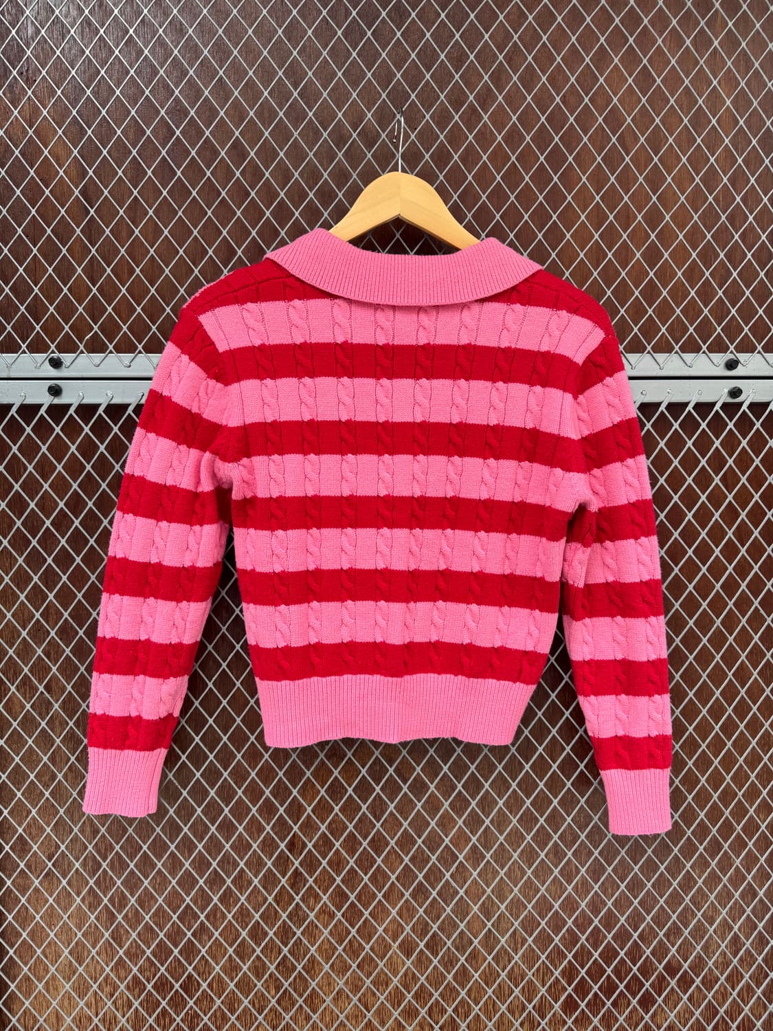 로라로라 브이넥 핑크 배색 케이블 스트라이프 오픈 카라 크롭 니트 상품이미지8