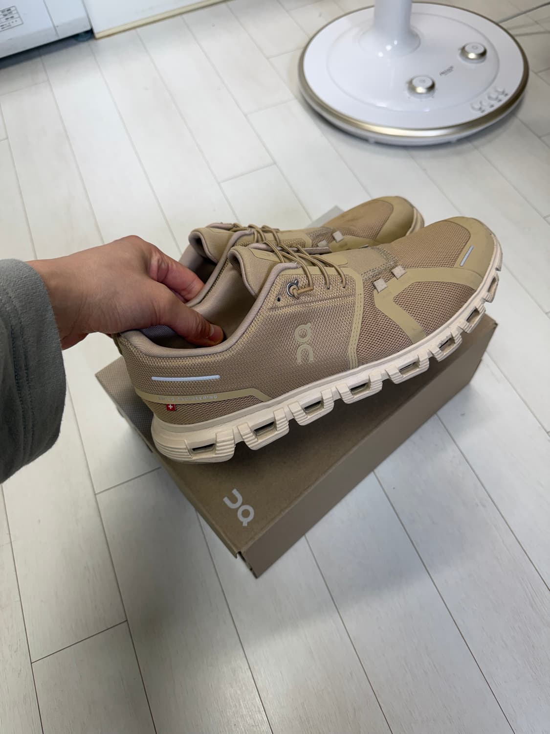 온러닝 온 클라우드 6 280 사이즈  실물 진짜 고급스러운 베이지입니다 상품이미지1