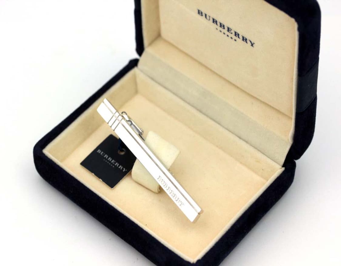 버버리 미사용 S등급 6.1cm 신형 유광 남자 명품 넥타이핀 상품이미지1