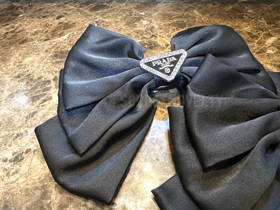 프라다 블랙로고 헤어핀 블랙 상품이미지3