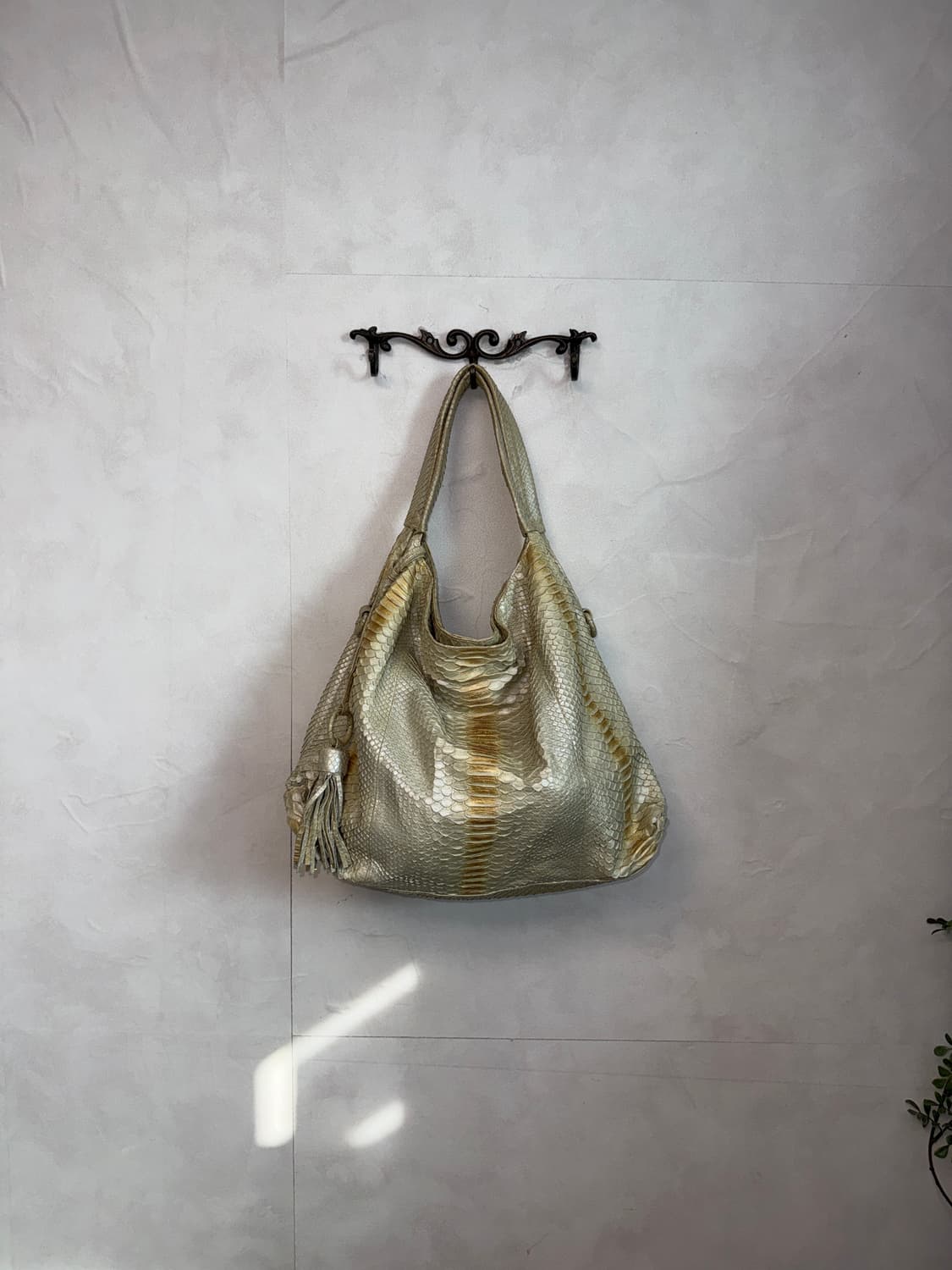Gold beige python skin tote bag 상품이미지1