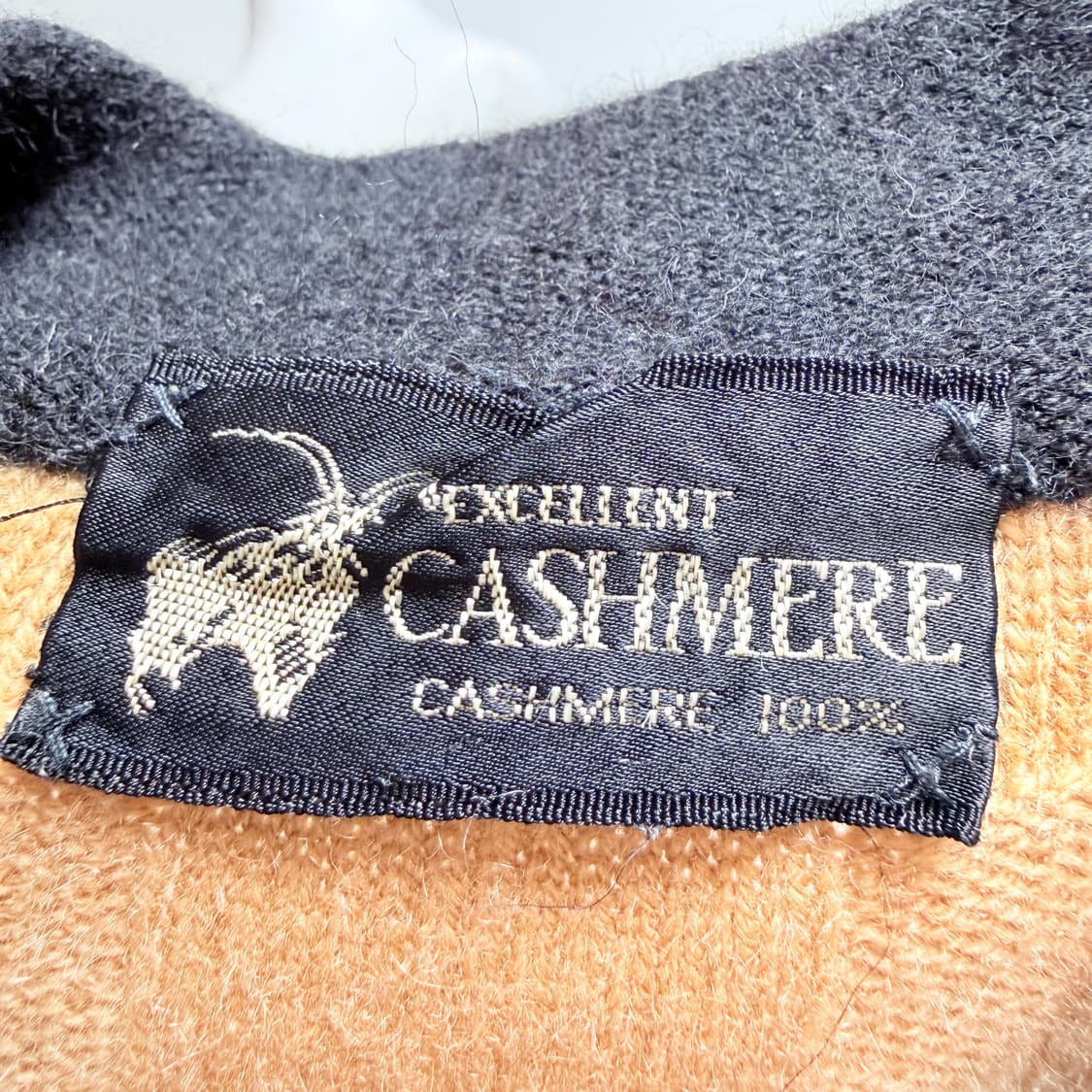 [캐시미어 100%] 카멜 × 블랙 배색 금장 버튼 가디건 상품이미지5