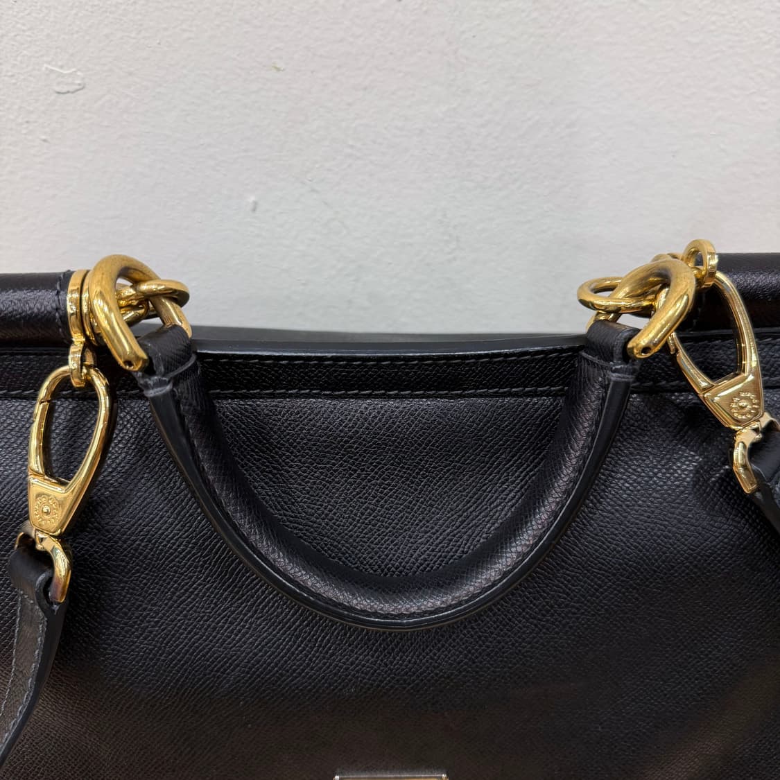 돌체앤가바나 골드 로고 토트백 탑핸들 숄더 스트랩 디테일 블랙 상품이미지5