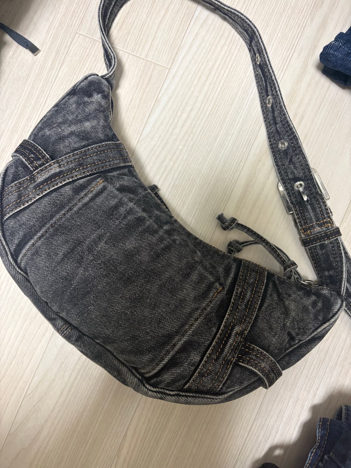 (새상품) 마뗑킴 빈티지 워싱 데님 미니 호보백 상품이미지3