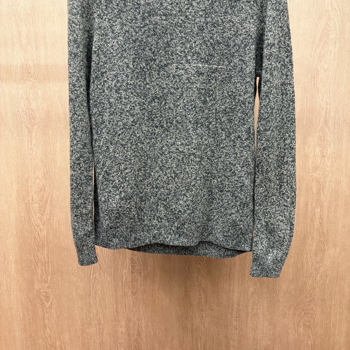 코스 레귤러핏 라운드넥 울 긴팔 니트 멜란지 짜임 리브 마감 디테일 카키 상품이미지5