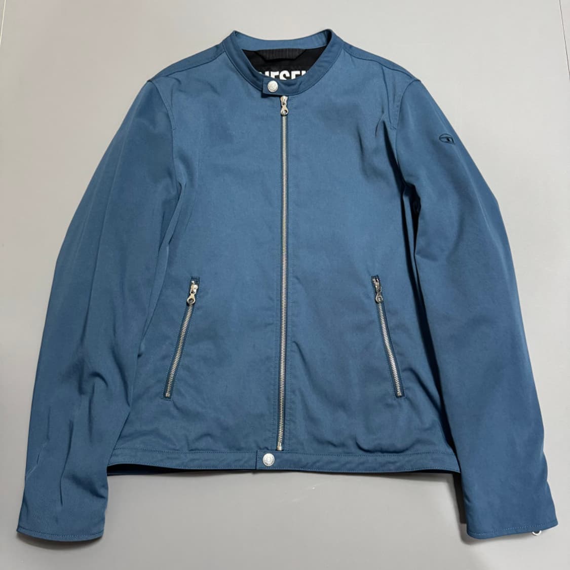 디젤(DIESEL) 블루 슬리브 서클로고 가공 나일론 글로리 라이더 자켓 상품이미지6