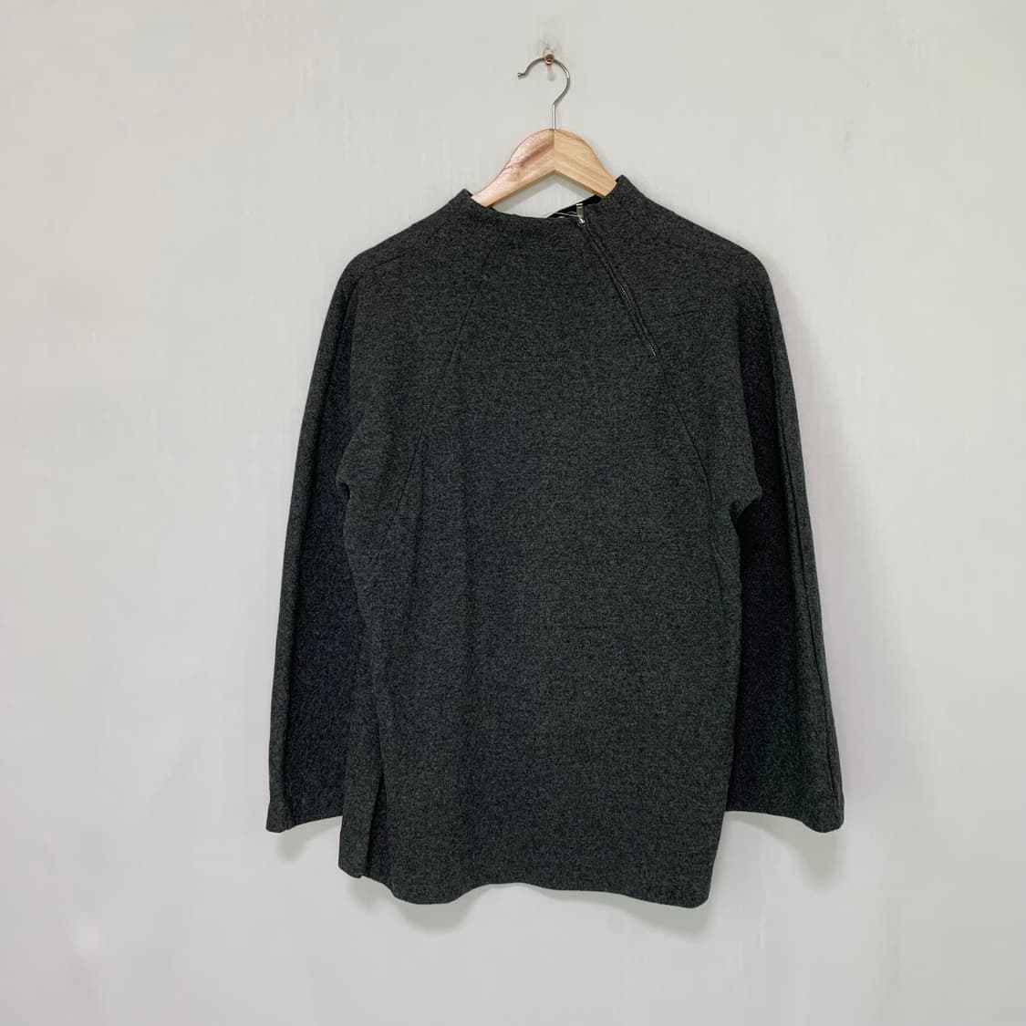 cos 코스 비대칭 사선지퍼 넥 차콜 그레이 7부 소매 울 맨투맨 상품이미지2