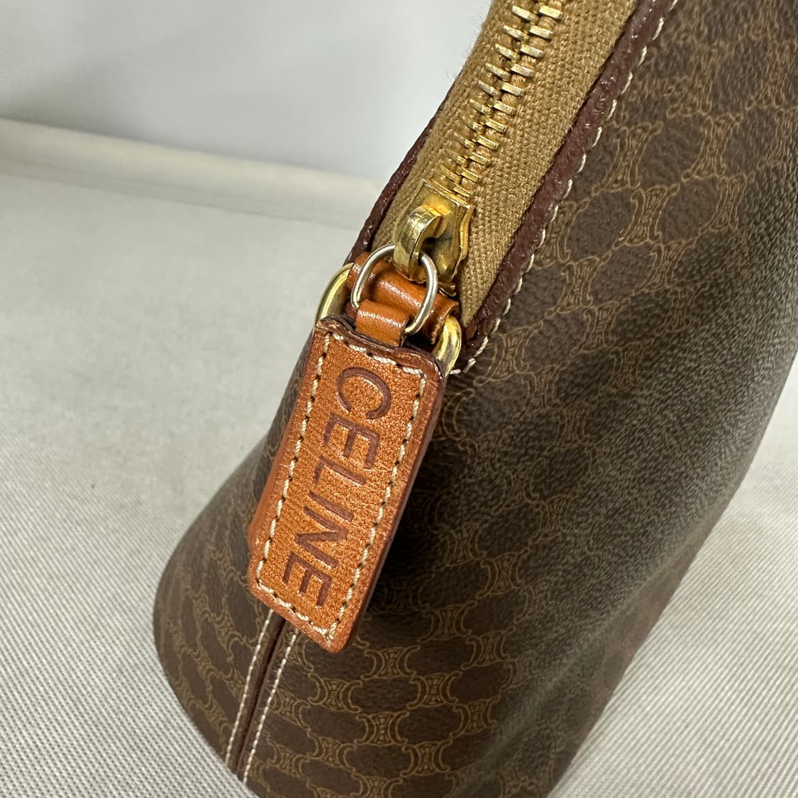 셀린느 브라운 마카담 코팅 캔버스 숄더 백 상품이미지2