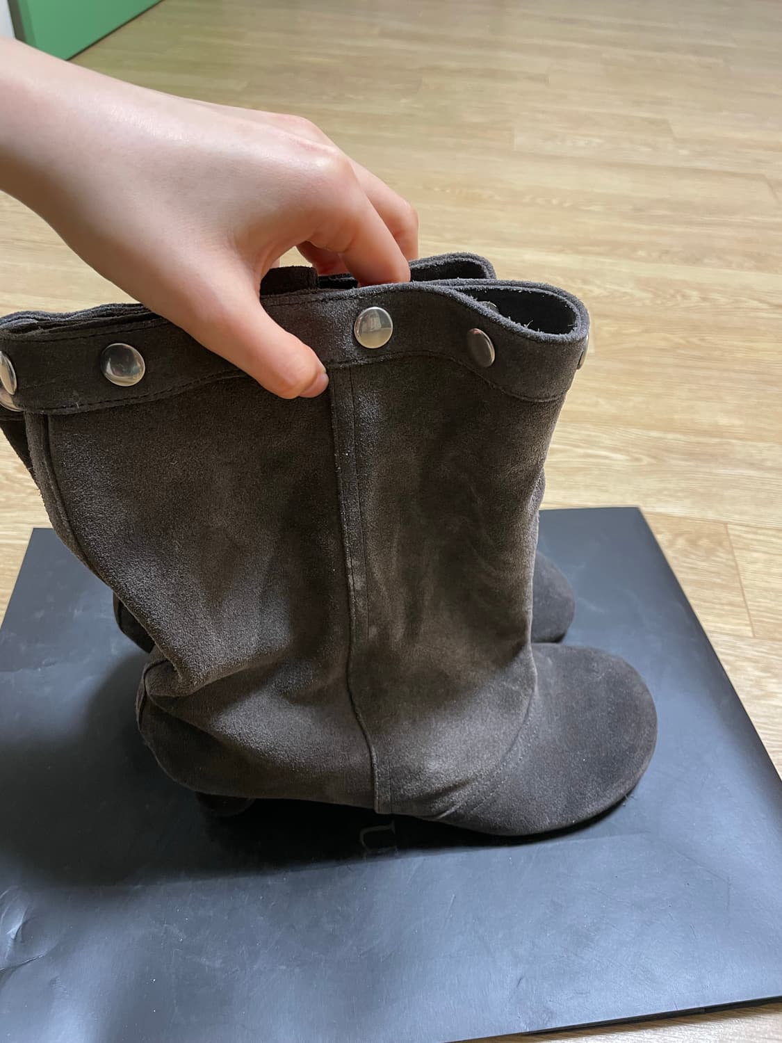 마지셔우드 다크브라운 색상 스웨이드 미들 부츠 상품이미지4