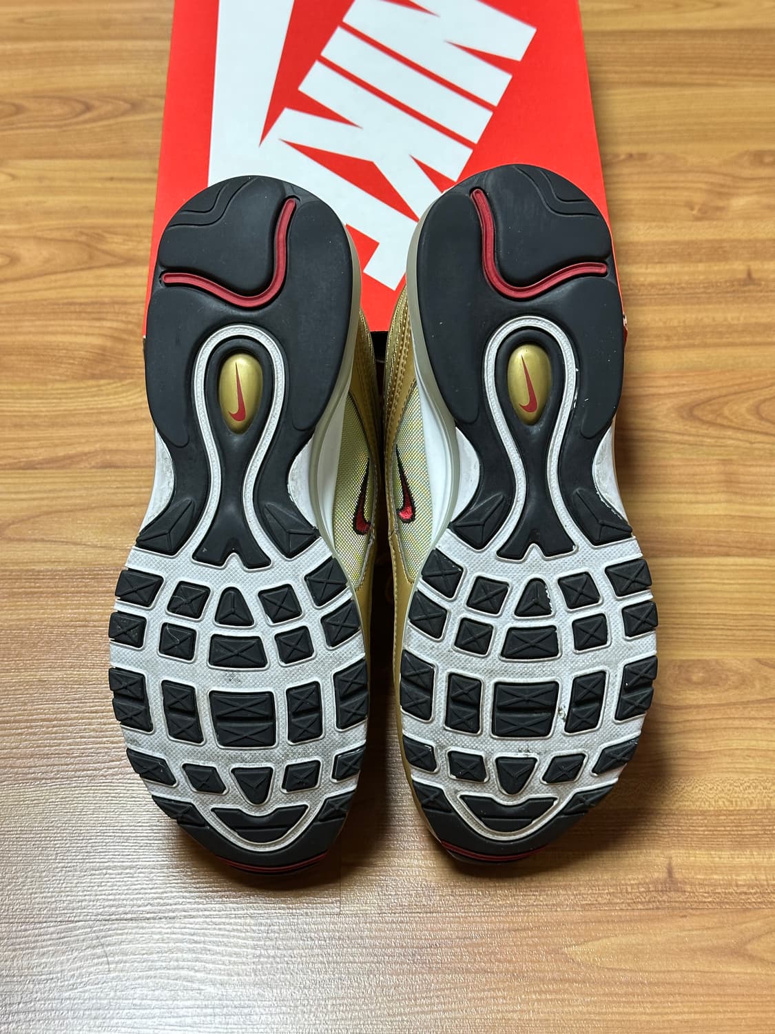 [상태좋음] 나이키 에어맥스 97 메탈릭골드 US10.5 상품이미지5