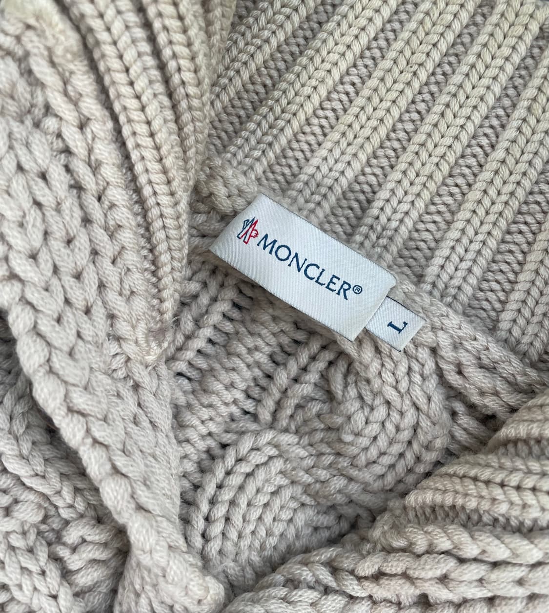 [L] 몽클레어 와펜로고 케티블 꽈배기 니트 가디건 상품이미지8