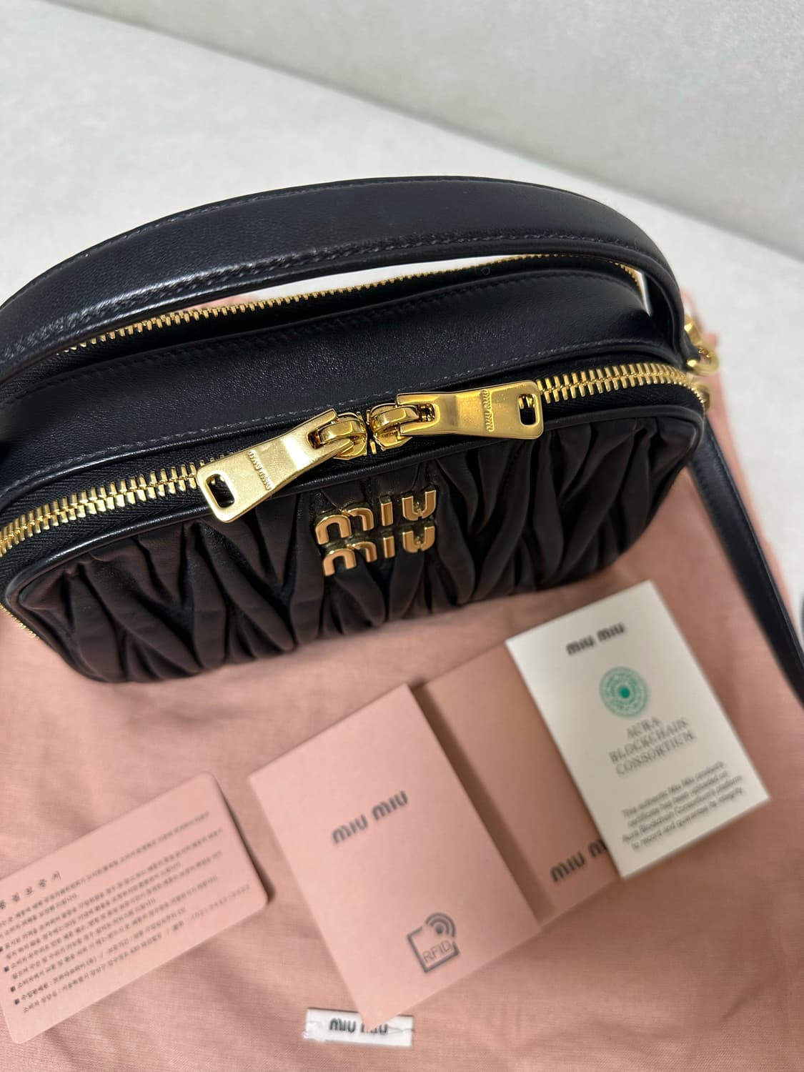 [A+ 정품] 미우미우 마테라쎄 탑핸들 크로스백 상품이미지3