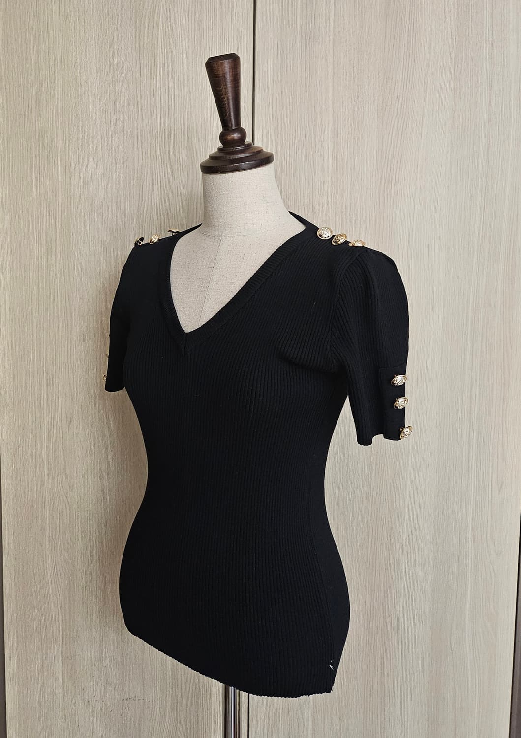 금장 버튼 디테일 브이넥 골지 니트 (슬림핏)free 상품이미지7