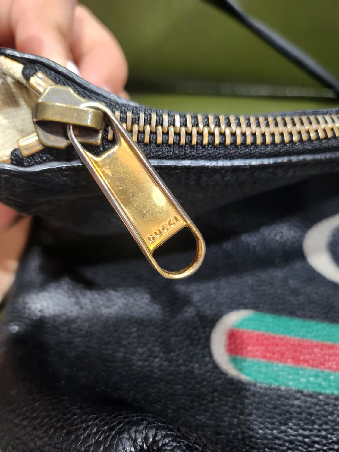 구찌 로고 크로스 블랙 정품 상품이미지4