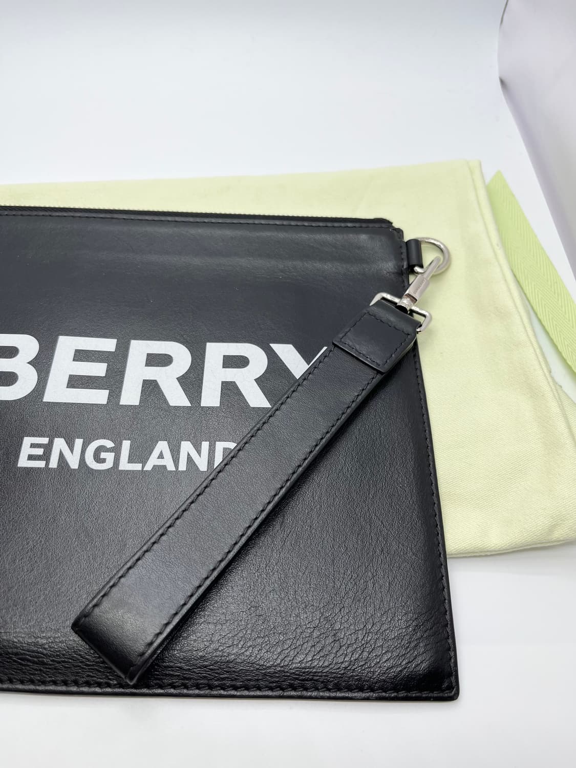 버버리 로고 클러치백 상품이미지3