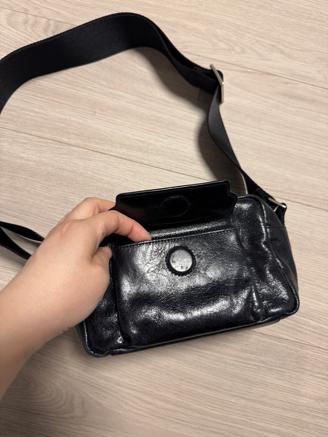 논시즌 바이 마지셔우드 버터 미디움 블랙 크로스백 상품이미지5