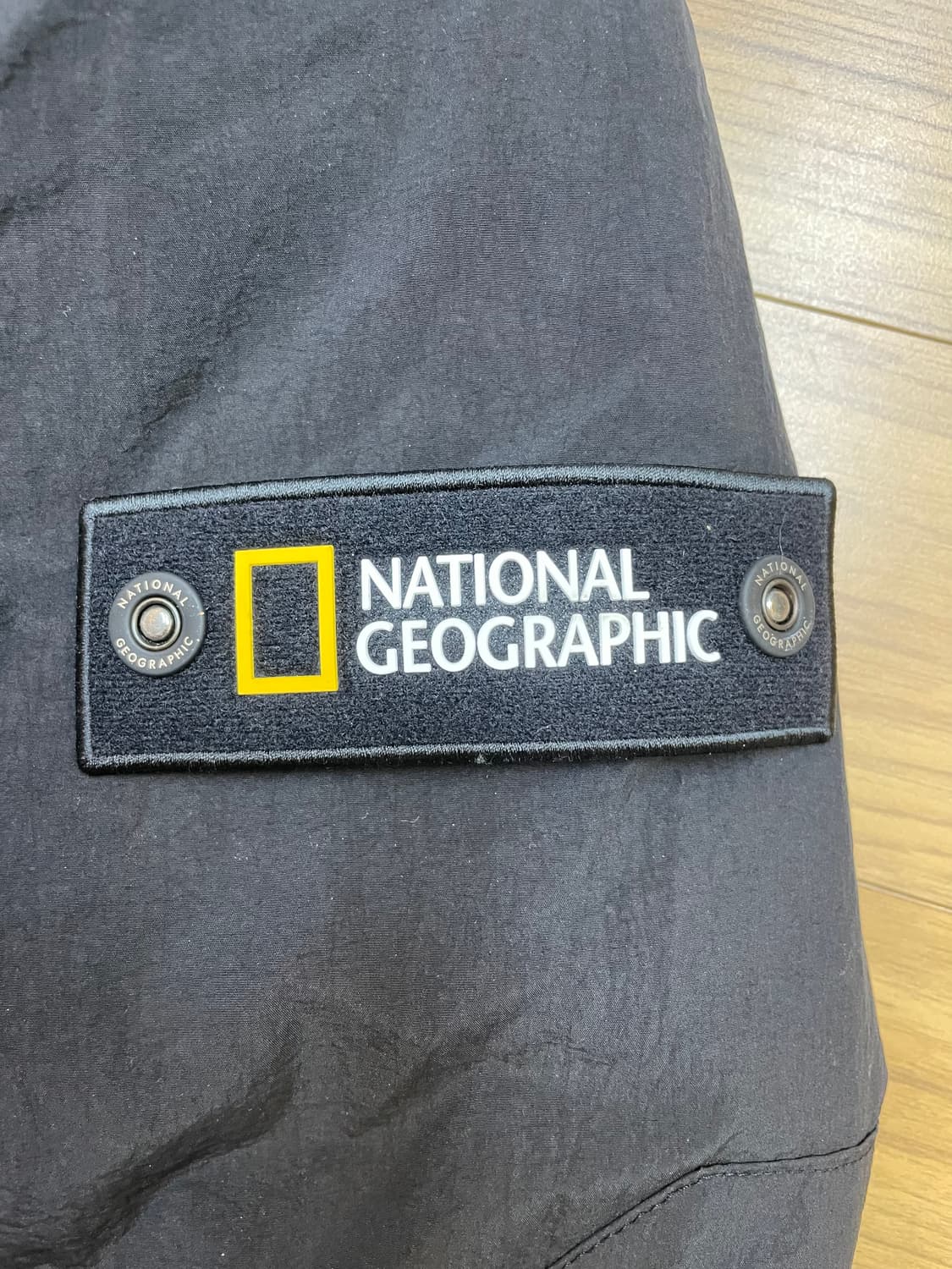 내셔널지오그래픽 경량 점퍼 블랙 색상 L 사이즈입니다. N214M 모델이 상품이미지4