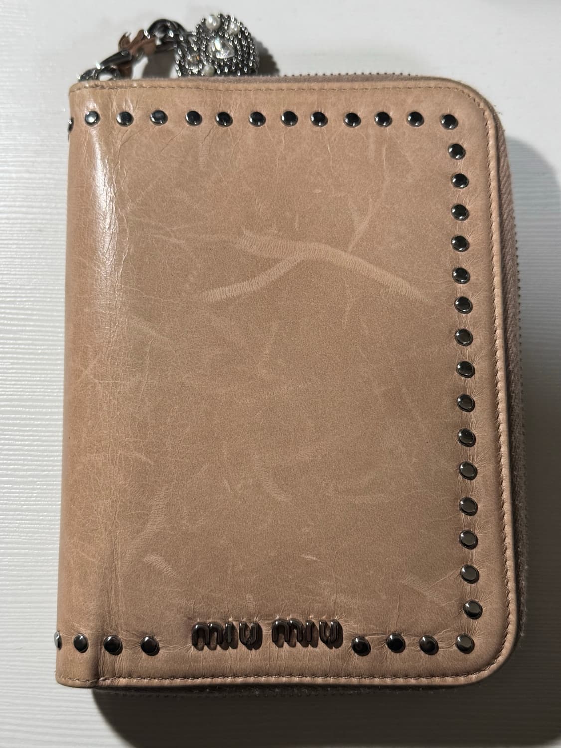 무료배송)MIUMIU 미우미우 A7 다이어리 커버 핑크베이지 상품이미지1