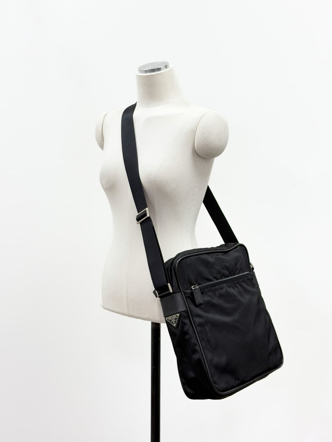프라다 나일론 사이드 로고 크로스백 상품이미지3