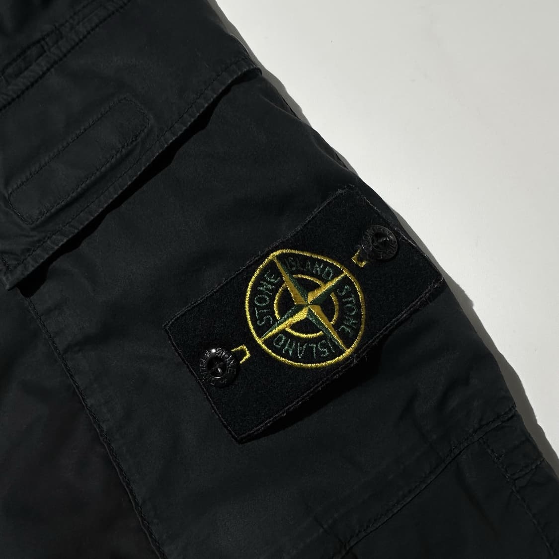 스톤아일랜드 로고 와펜 카고 조거 팬츠 상품이미지5