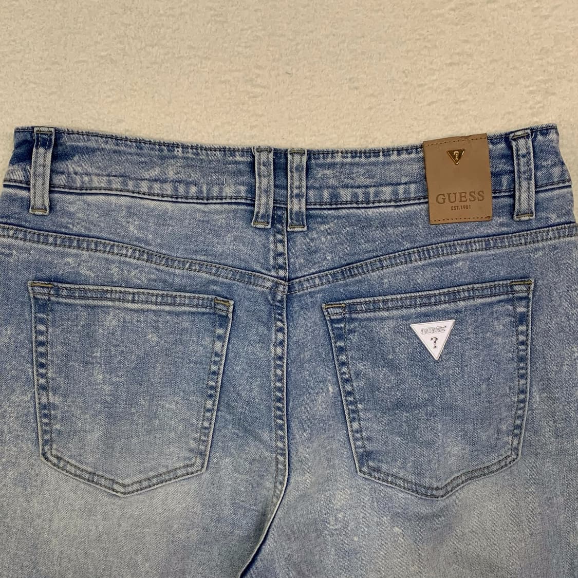 [33] 게스 화이트 플레이트 테이퍼드핏 데님팬츠 상품이미지2