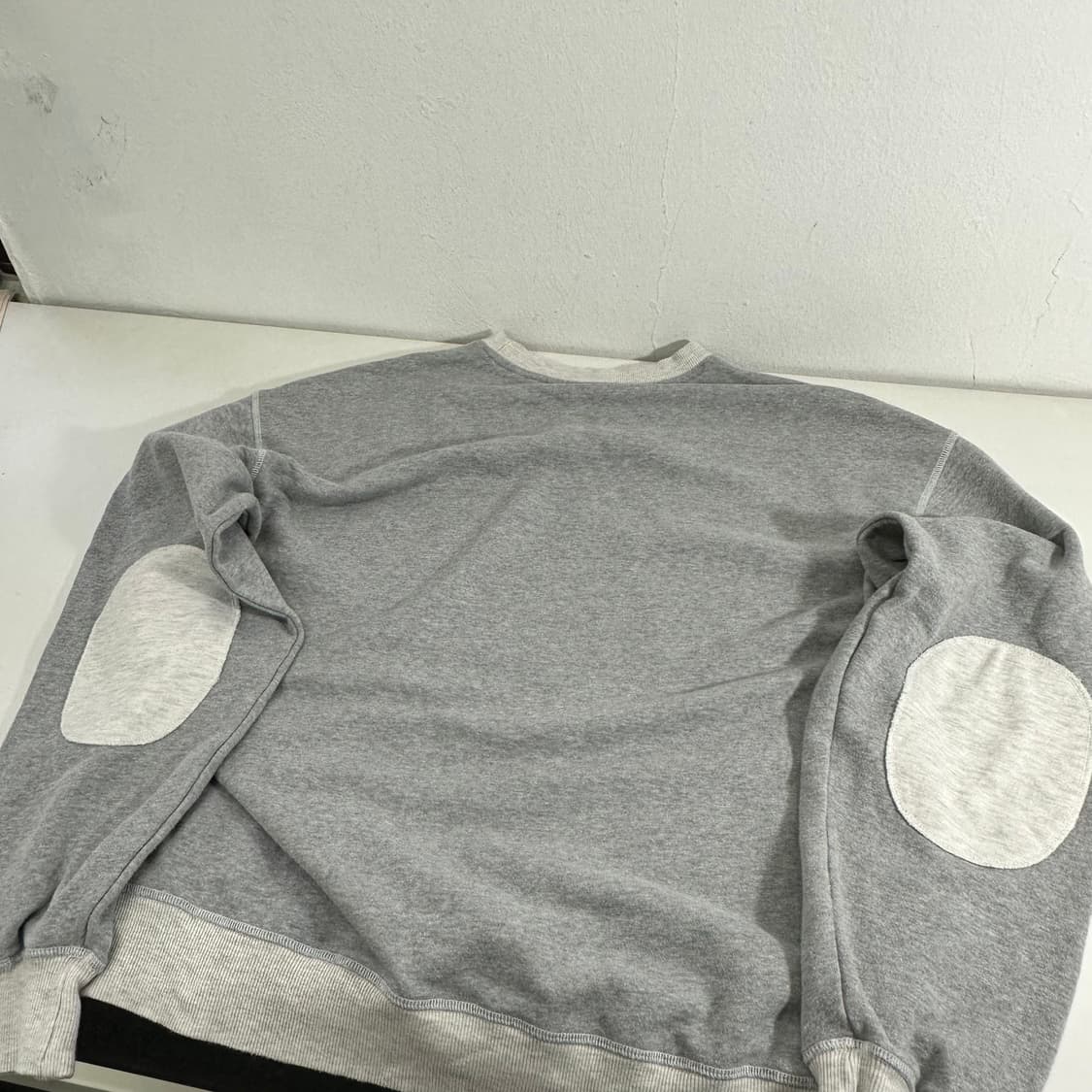 XL 곤니치와봉쥬르 그레이 오버핏 엘보우패치 코튼 맨투맨 상품이미지4