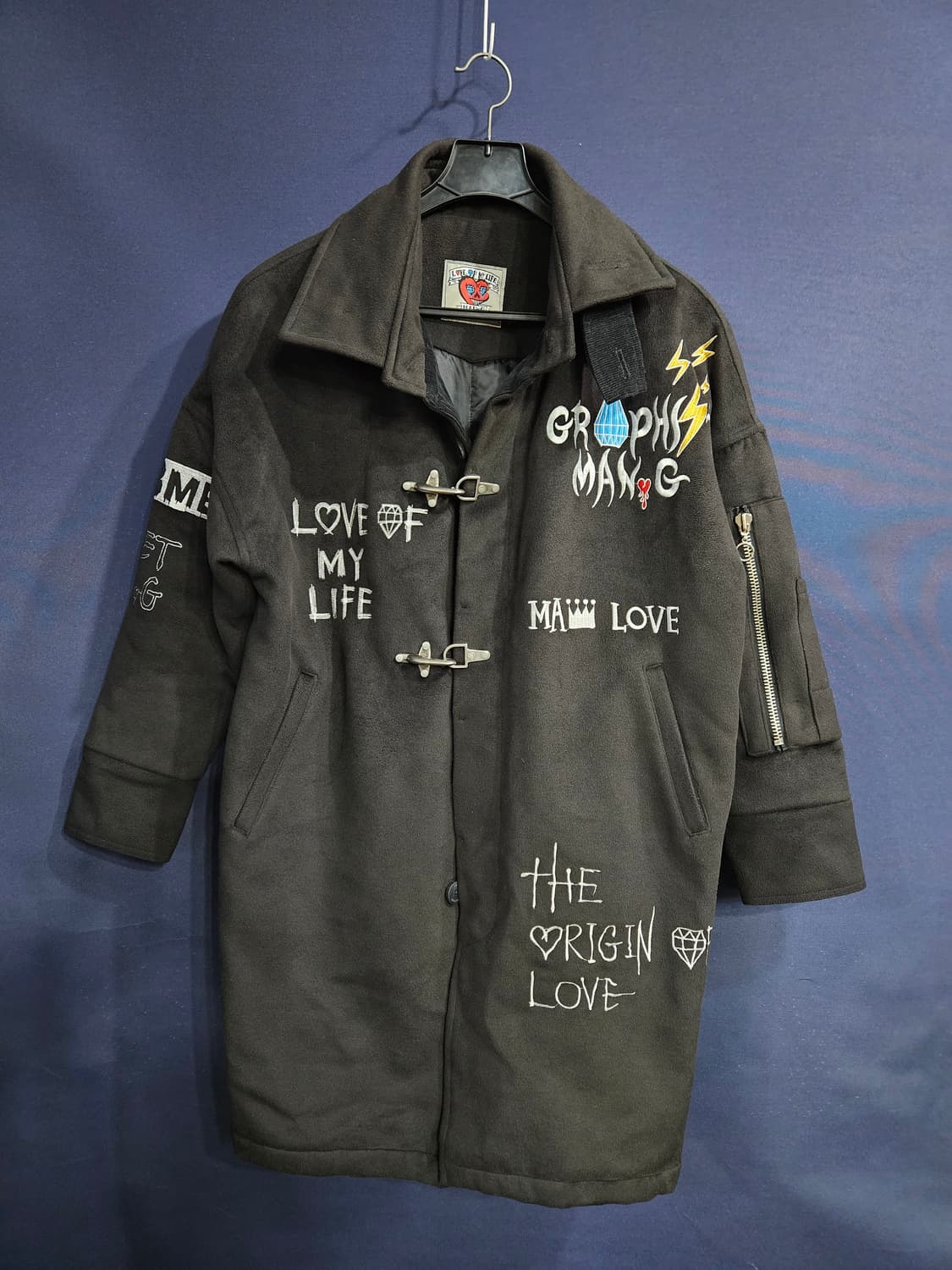 LOVE OF MY LIFE 자수 블랙 남성 세미오버핏 100 반코트  상품이미지1