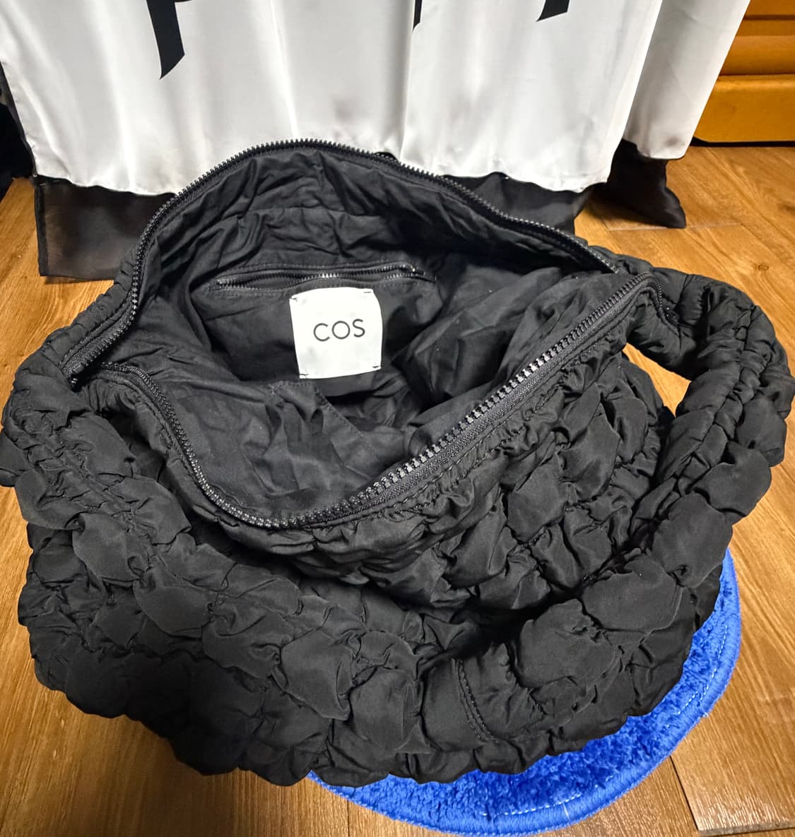 코스 퀼티드 오버사이즈 구름백 블랙 상품이미지1