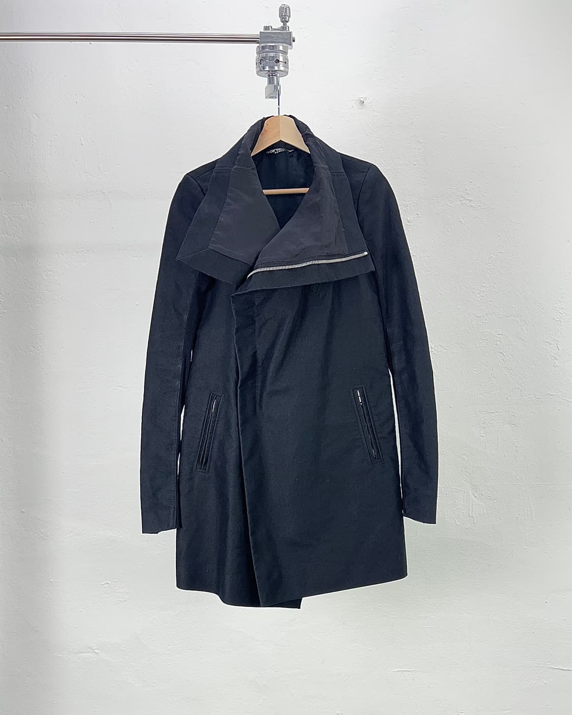 릭 오웬스 09fw 블랙 언발란스 사선 풀 집업 코트 상품이미지2