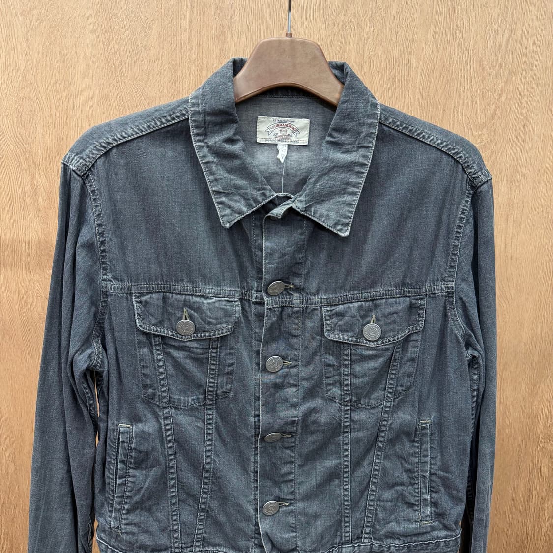아르마니 진스 데님 트러커 자켓 버튼 클로저 사이드 포켓 디테일 흑청 상품이미지4