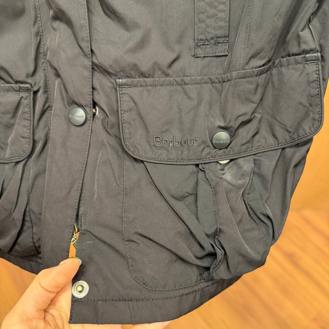 바버 하이넥 레귤러핏 라이트 웨이트 자켓 견장 멀티 포켓 디테일 블랙 상품이미지5