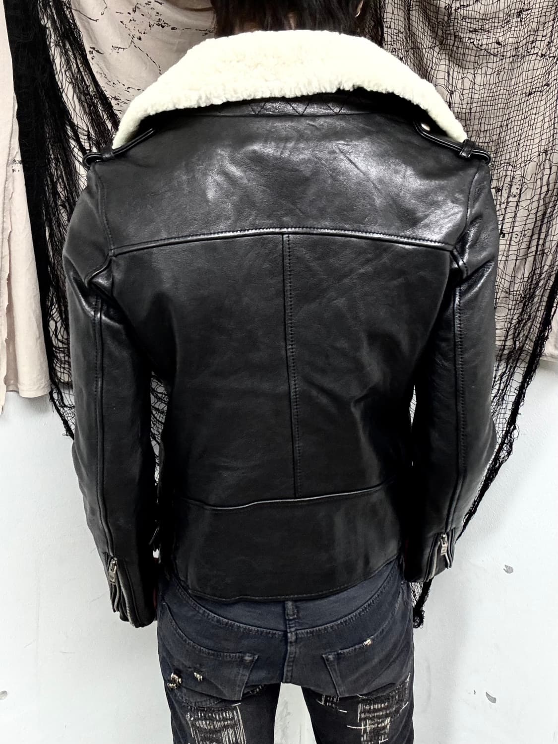 [GUESS] Sheep Fur&Leather Buckle Detail  상품이미지10