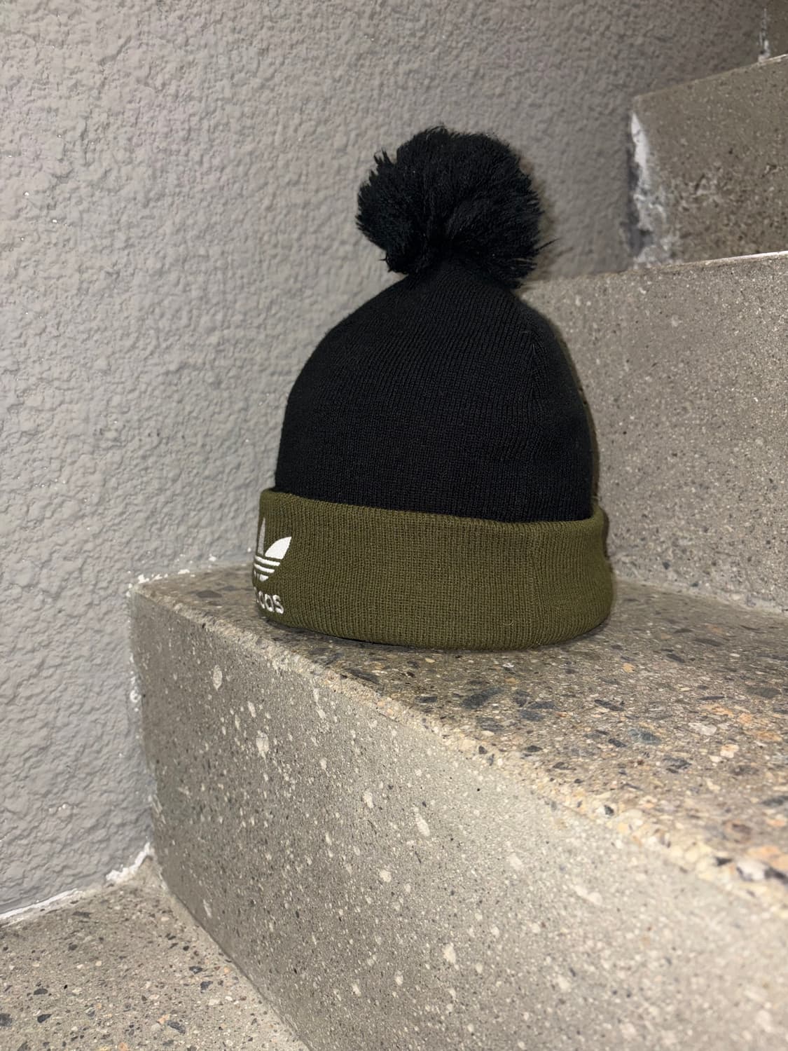 아디다스 배색 폼폼 비니 상품이미지2