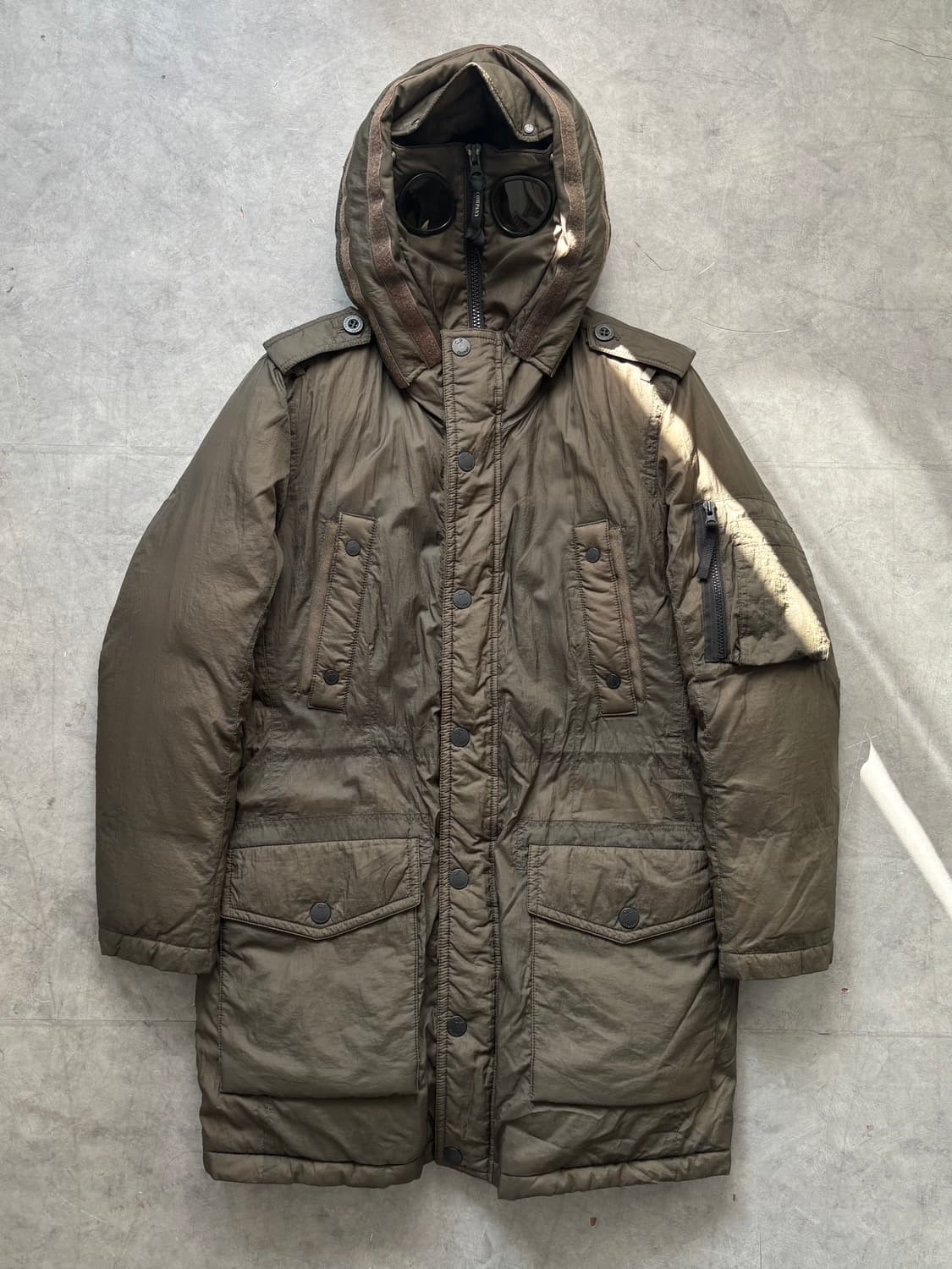 C.P. Company CP 컴퍼니 카키브라운 고글 다운 패딩 상품이미지1