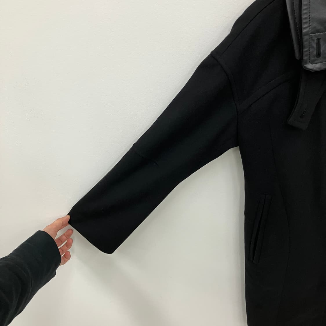 타임 블랙 캐시미어 혼방 가죽 하이넥 카라 싱글 롱 코트 상품이미지3