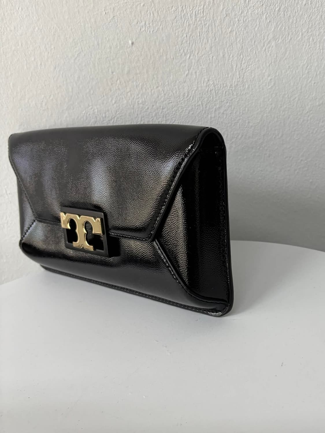 토리버치 페이던트 레더 지지 클러치 백 상품이미지5