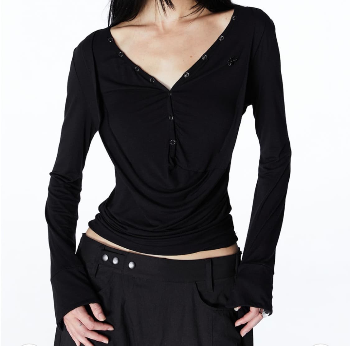 2000아카이브스 DRAPED HENLEY TOP 블랙 팔아요 상품이미지2