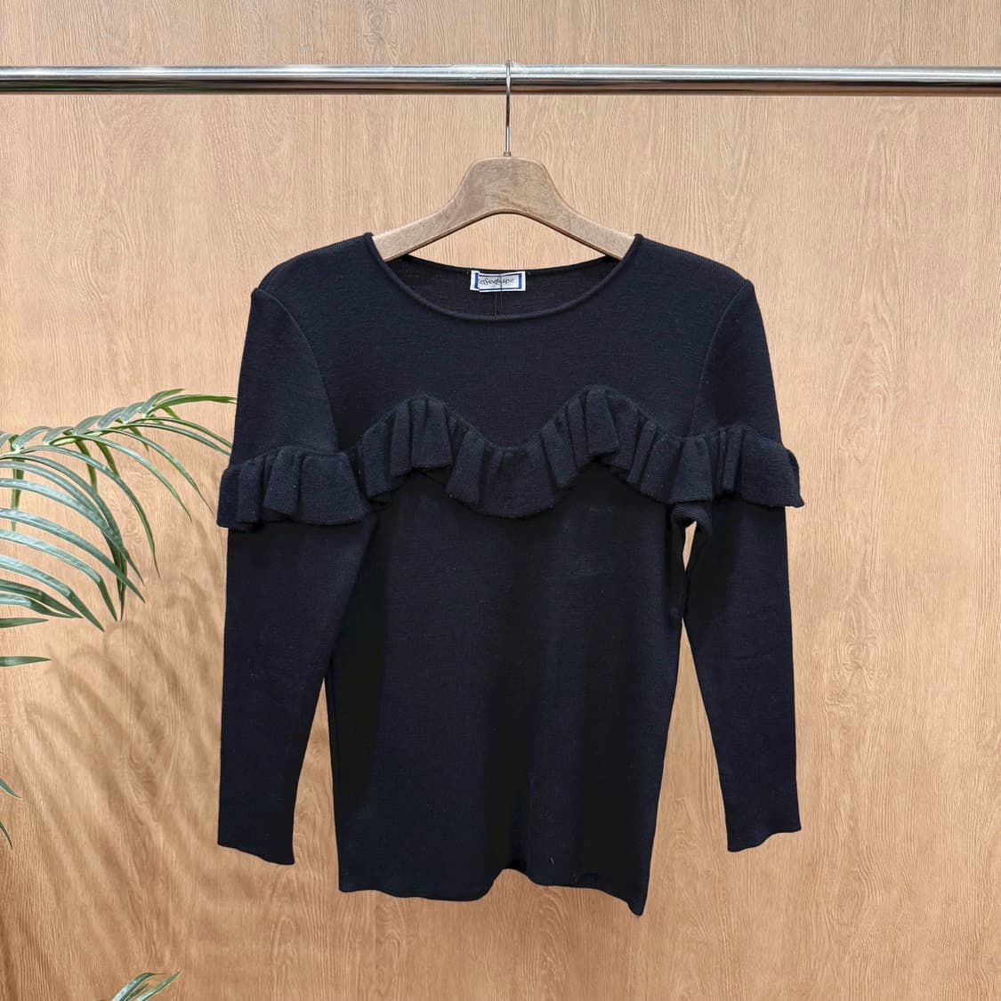 입생로랑 라운드넥 울 니트 티셔츠 프릴 디테일 슬림핏 블랙 상품이미지1