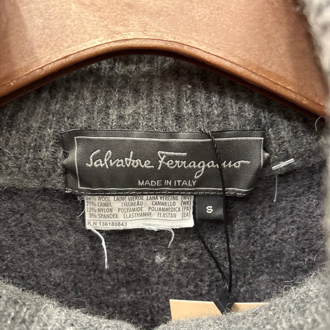 살바토레 페라가모 하이넥 니트 집업 가디건 무지 디테일 레귤러핏 그레이 상품이미지6