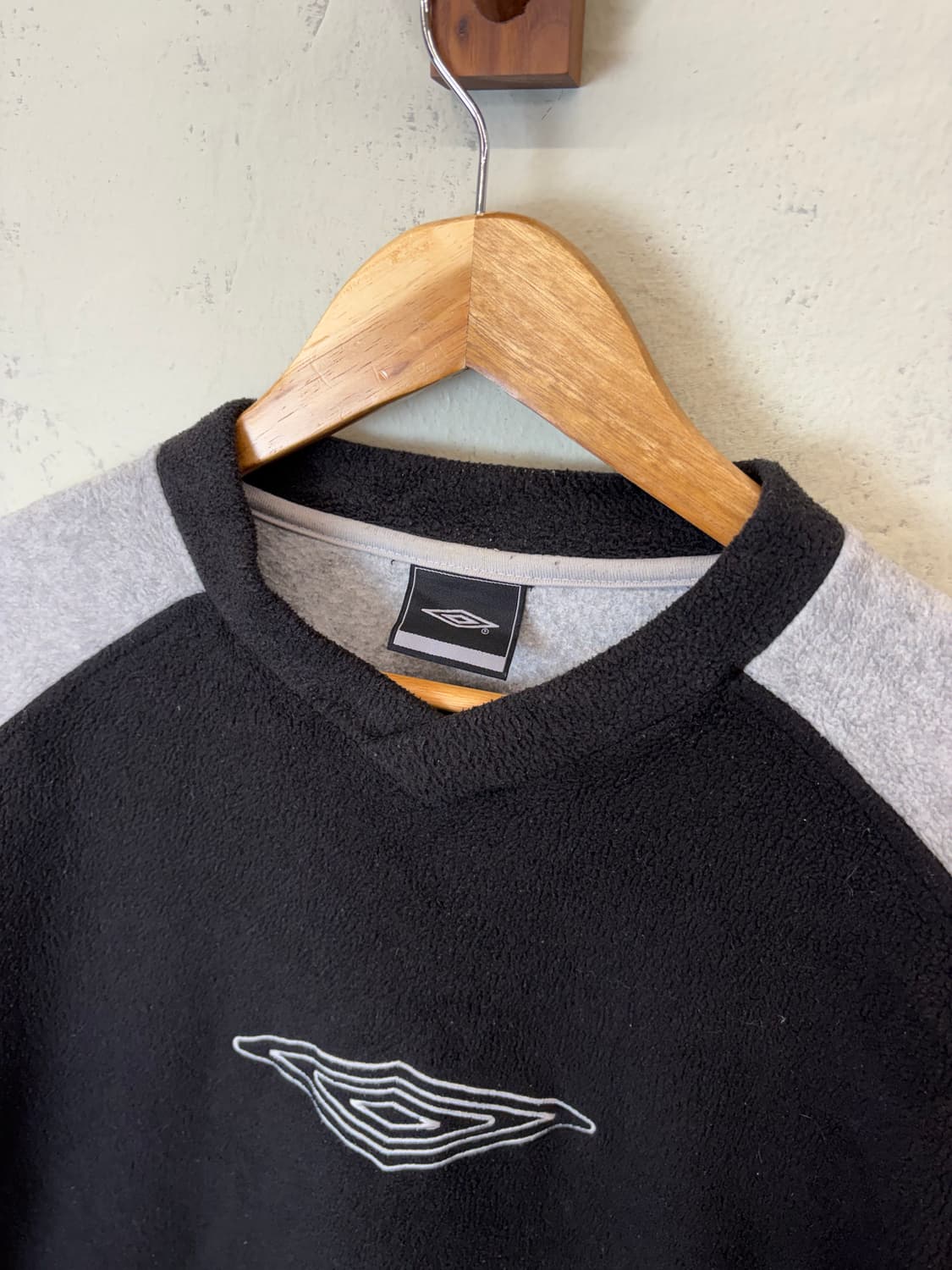 엄브로 올드스쿨 빅로고 후리스 웜업 상품이미지6