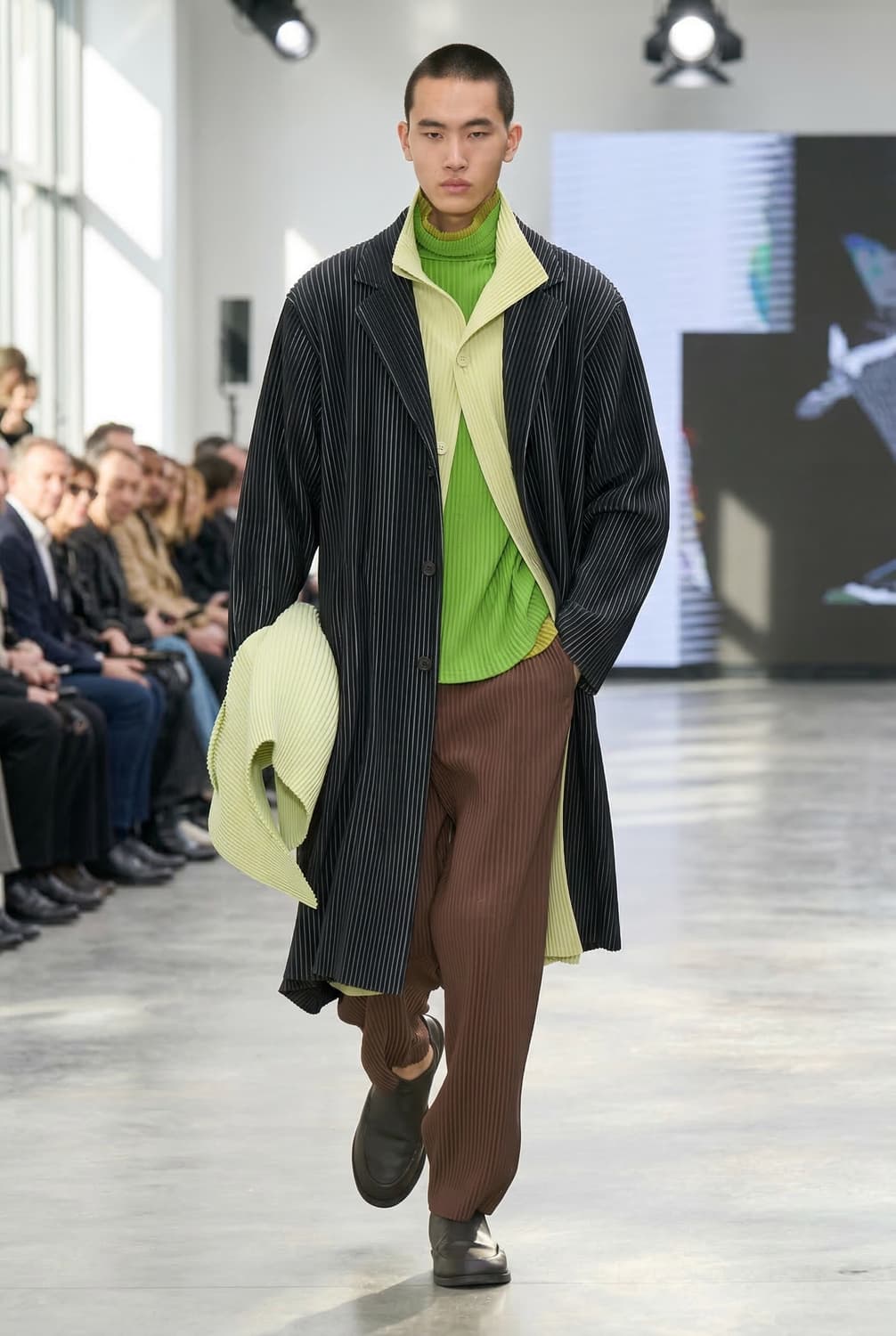 4/ 이세이미야케 옴므플리세 런웨이 C커브드 롱자켓 상품이미지1